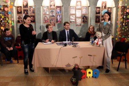 В Ужгороді презентували книжку, видану з нагоди 35-річчя Закарпатського академічного обласного театру ляльок