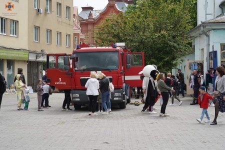 Театрали й рятувальники об'єднали зусилля, аби навчити маленьких ужгородців правилам пожежної безпеки